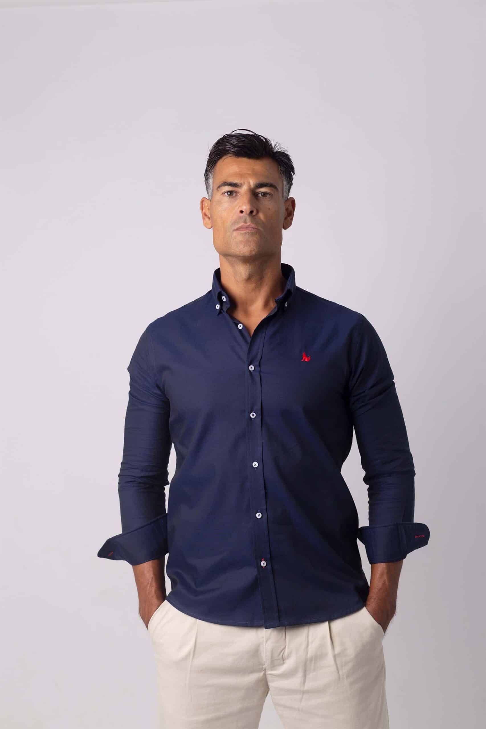 modelo con camisa azul marino Colección la isla
