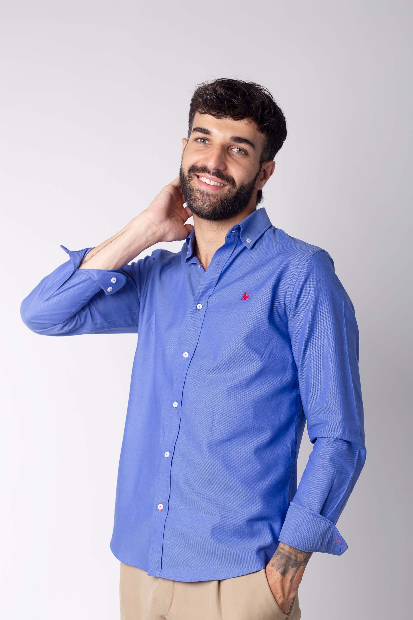 modelo con camisa azul Colección la isla