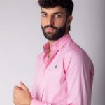 modelo con camisa rosa Colección la isla