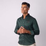 Modelo con camisa verde oscuro Colección pura alma