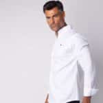 Modelo con camisa blanca Colección pura alma