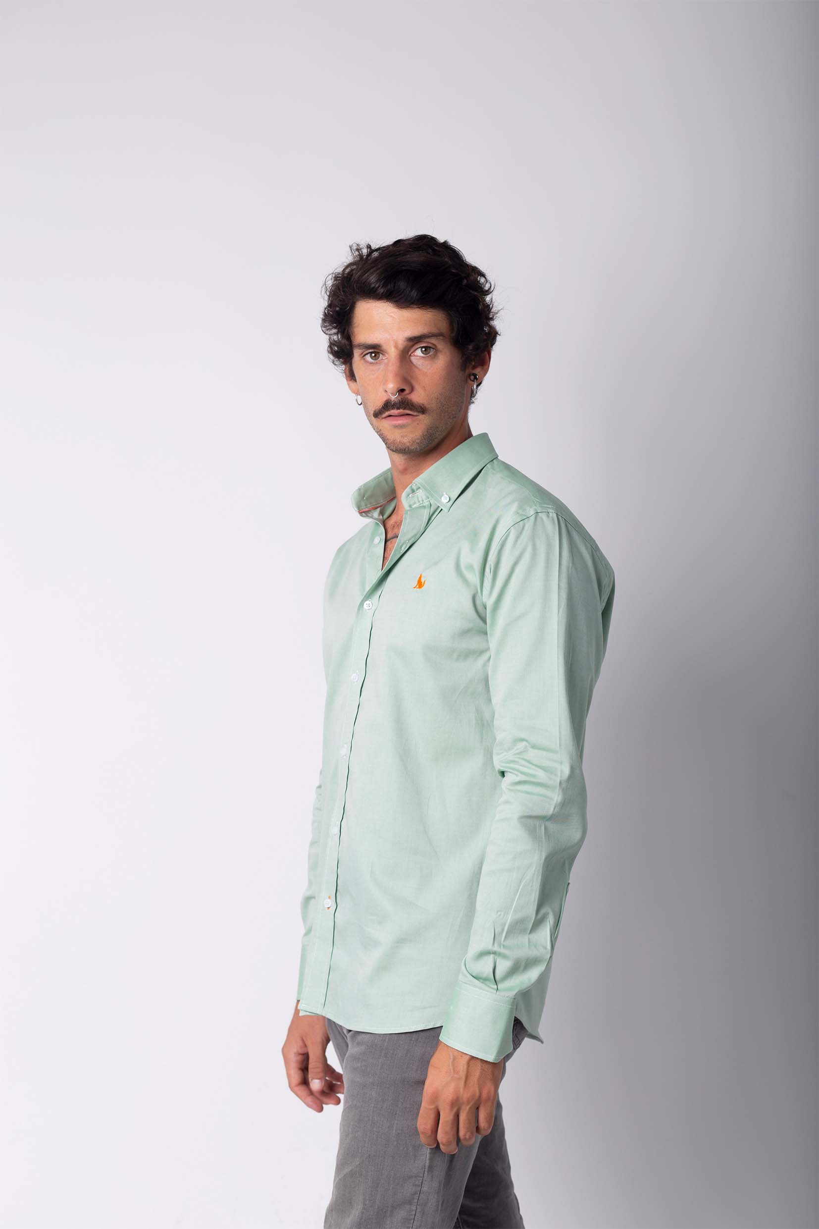 modelo con camisa verde Colección la isla