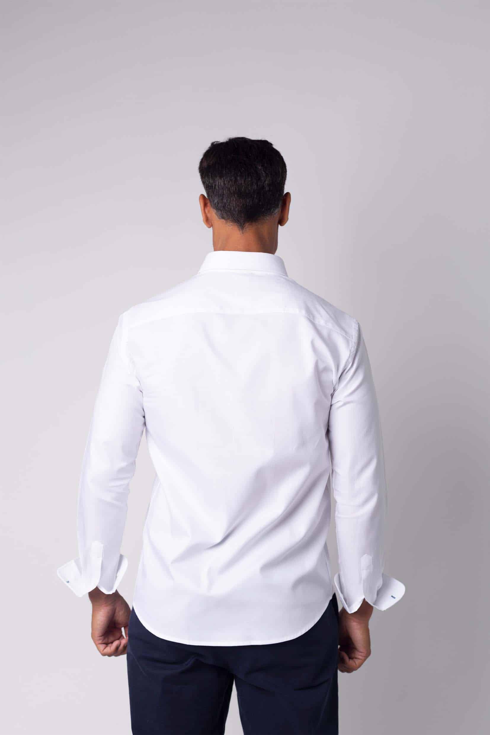 Modelo con camisa blanca Colección pura alma