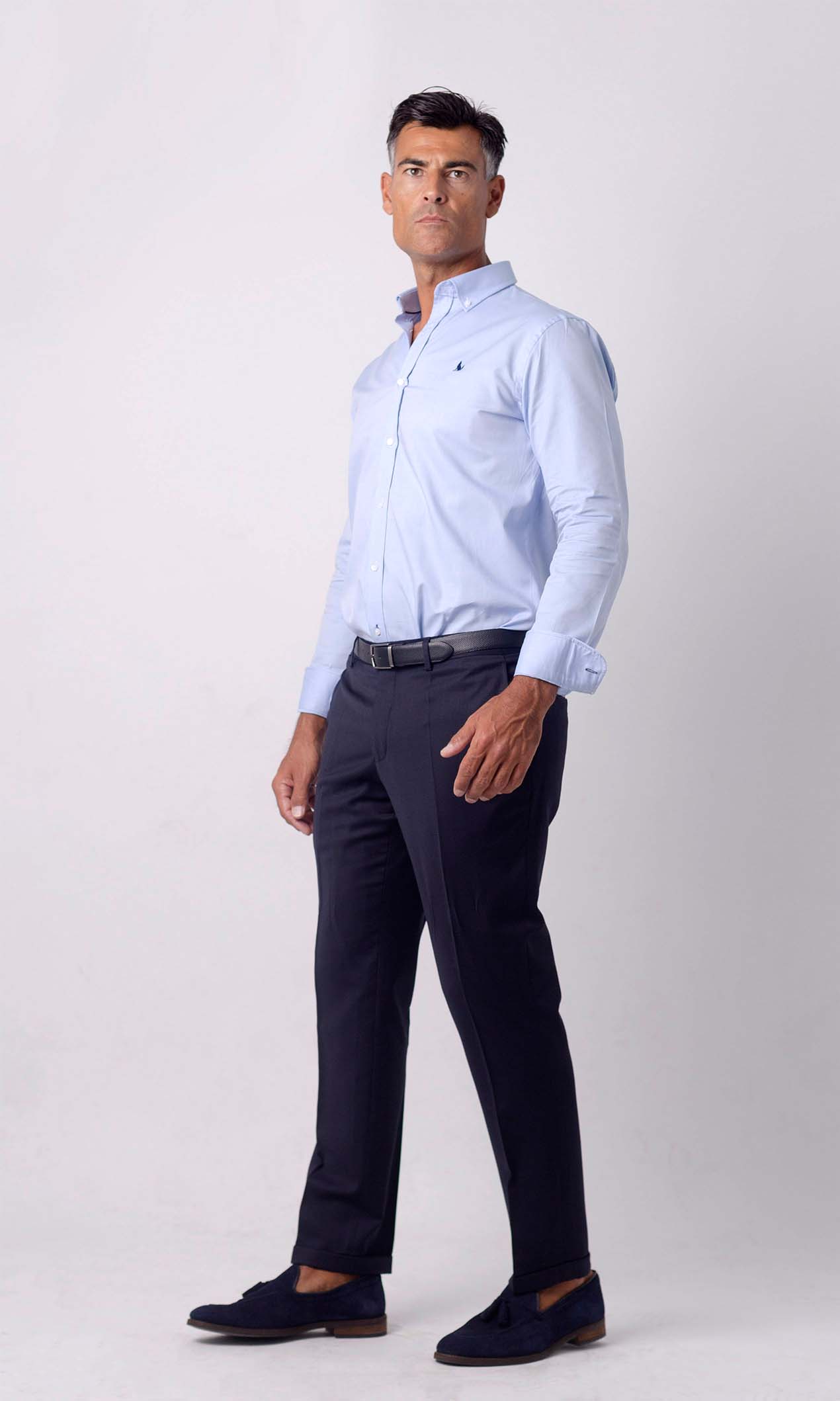 Modelo con camisa azul colección CV
