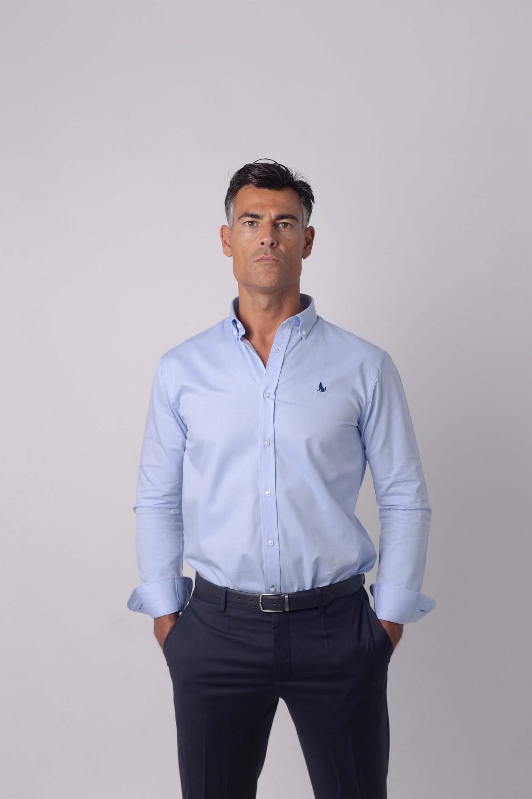 Modelo con camisa azul colección CV